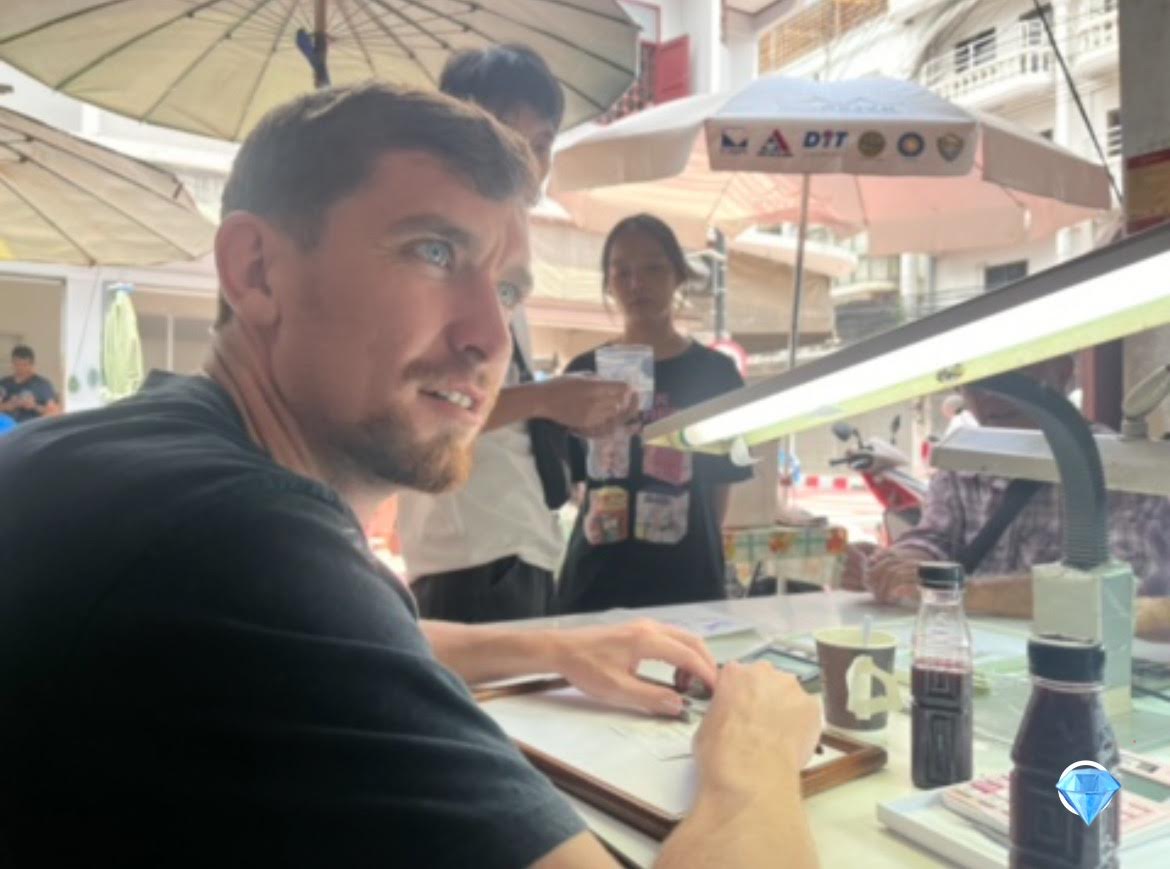 Achats de pierres au marché de Chanthaburi, non loin de la frontière cambodgienne.